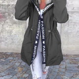 Cappotto casual con cappuccio, coulisse e stampa lettering