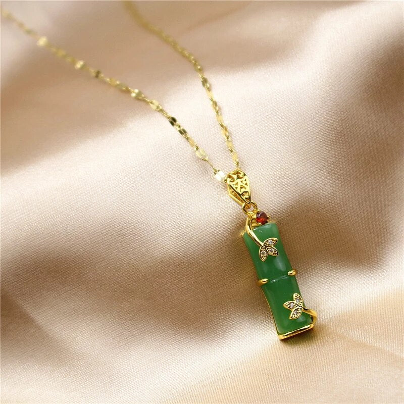 Collana con amuleto di giada