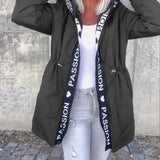 Cappotto casual con cappuccio, coulisse e stampa lettering