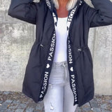 Cappotto casual con cappuccio, coulisse e stampa lettering