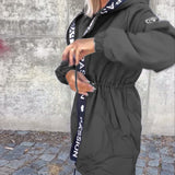 Cappotto casual con cappuccio, coulisse e stampa lettering