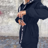 Cappotto casual con cappuccio, coulisse e stampa lettering