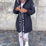 Cappotto casual con cappuccio, coulisse e stampa lettering