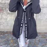 Cappotto casual con cappuccio, coulisse e stampa lettering