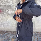 Cappotto casual con cappuccio, coulisse e stampa lettering